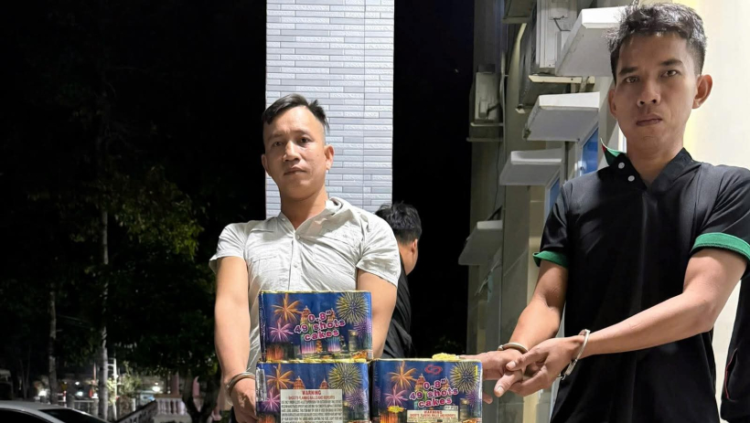 Bắt quả tang 2 đối tượng vận chuyển hơn 41kg ph&aacute;o nổ nhập lậu