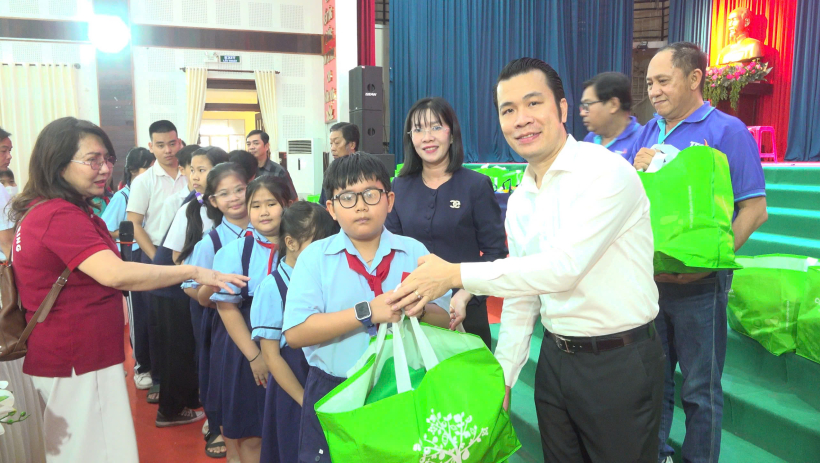 X&atilde; Hậu Nghĩa chăm lo tết cho trẻ em c&oacute; ho&agrave;n cảnh kh&oacute; khăn