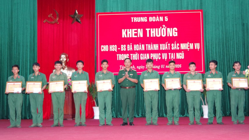 Trung đo&agrave;n 5 gặp mặt, biểu dương hạ sĩ quan, binh sĩ chuẩn bị xuất ngũ năm 2026