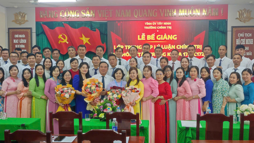 Bế giảng lớp Trung cấp l&yacute; luận ch&iacute;nh trị hệ kh&ocirc;ng tập trung kh&oacute;a 172