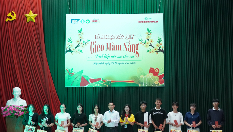 S&ocirc;i nổi đêm nhạc g&acirc;y quỹ 'Gieo m&acirc;̀m nắng - Vi&ecirc;́t ti&ecirc;́p ước mơ cho em' 