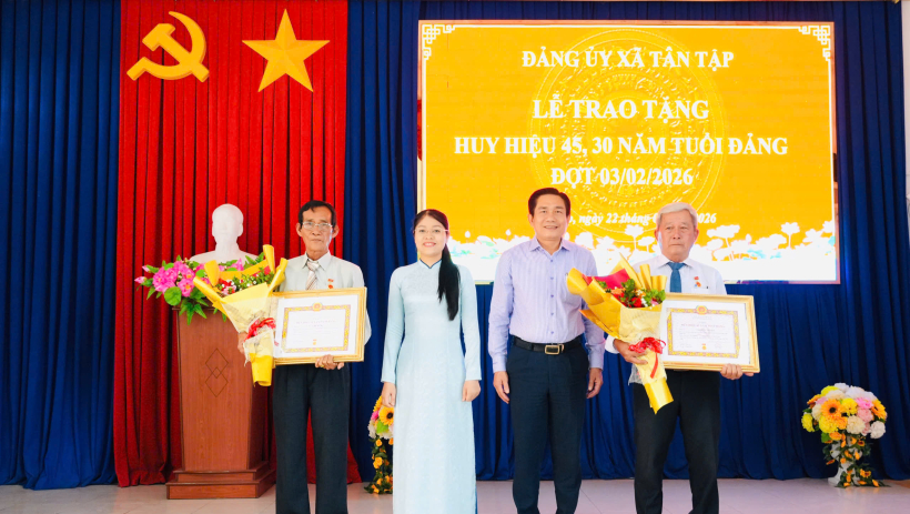 X&atilde; T&acirc;n Tập: Trao tặng Huy hiệu 45, 30 năm tuổi Đảng 