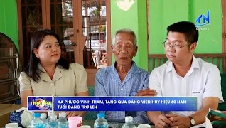 X&atilde; Phước Vinh thăm, tặng qu&agrave; đảng vi&ecirc;n Huy hiệu 60 năm tuổi Đảng trở l&ecirc;n