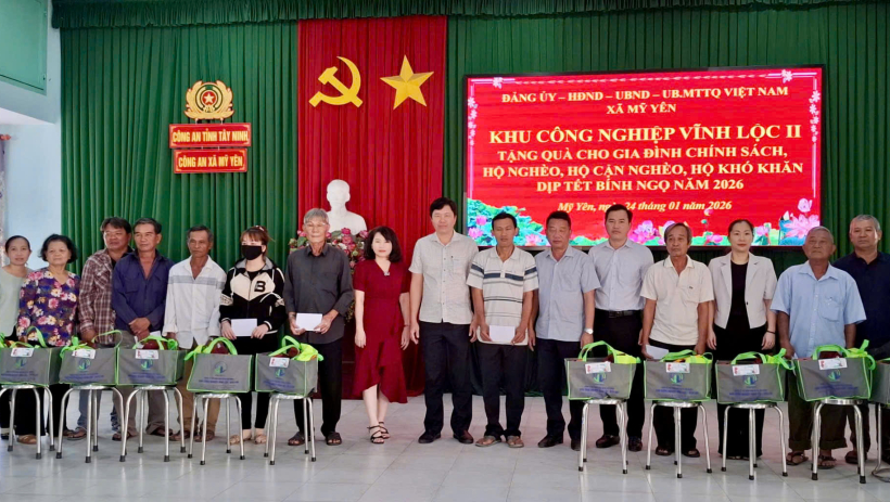 Trao tặng 200 phần qu&agrave; Tết B&iacute;nh Ngọ 2026 tại x&atilde; Mỹ Y&ecirc;n