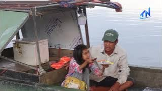 Hạnh ph&uacute;c của gia đ&igrave;nh biến xuồng th&agrave;nh nh&agrave;