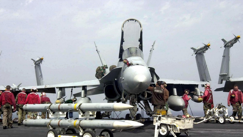 Hải qu&acirc;n Mỹ điều h&agrave;ng trăm tấn kh&iacute; t&agrave;i tới khu vực Trung Đ&ocirc;ng