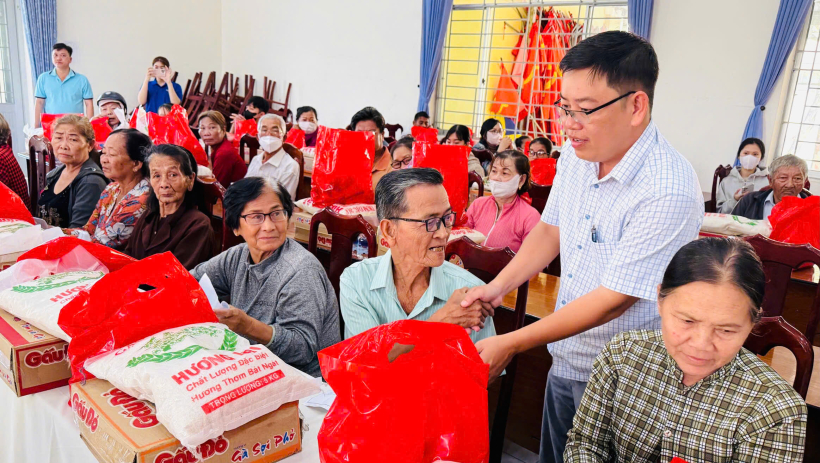 X&atilde; T&acirc;n Tập: Trao tặng 100 phần qu&agrave; tết cho hộ kh&oacute; khăn