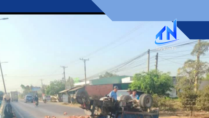 Lật xe ba g&aacute;c chở gạch tr&ecirc;n Đường tỉnh 830, giao th&ocirc;ng bị cản trở