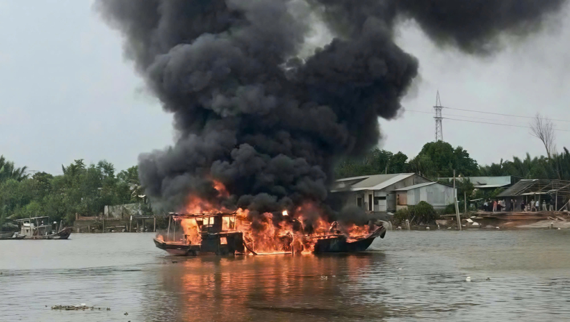 Nổ b&igrave;nh gas g&acirc;y ch&aacute;y ghe, 1 người bị bỏng