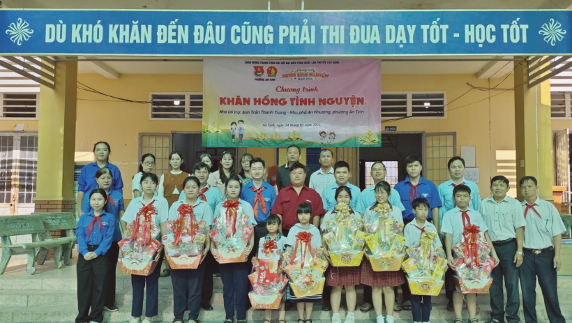 Ấm &aacute;p Khăn hồng t&igrave;nh nguyện