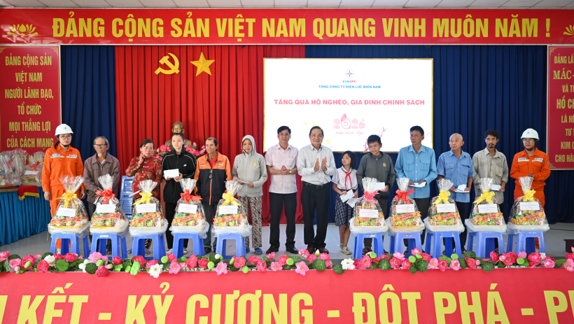 EVNSPC trao qu&agrave; tết cho hộ kh&oacute; khăn tại hai x&atilde; T&acirc;n Trụ v&agrave; Nhựt Tảo