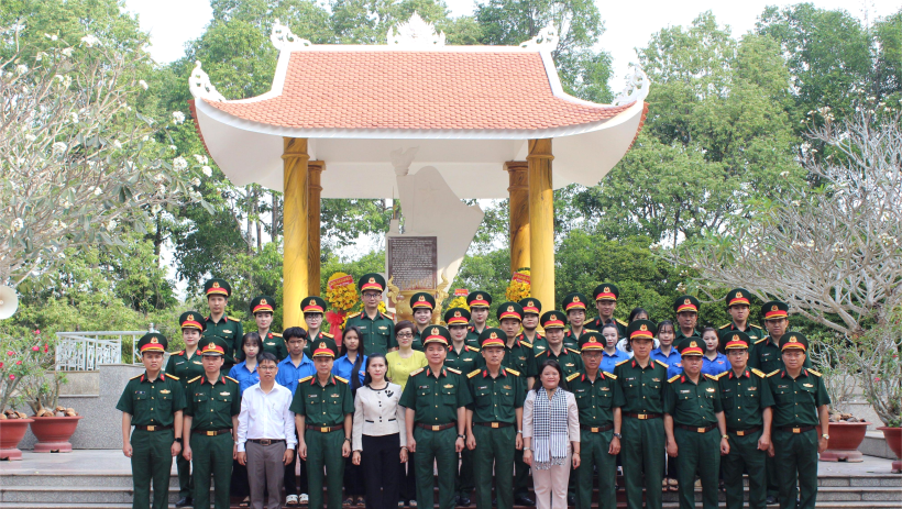 D&acirc;ng hương c&aacute;c anh h&ugrave;ng liệt sĩ tại Khu lưu niệm Trường Sĩ quan Lục qu&acirc;n 2