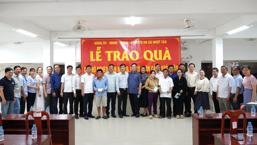 X&atilde; Nhựt Tảo: Trao 100 phần qu&agrave; tết cho gia đ&igrave;nh c&oacute; ho&agrave;n cảnh kh&oacute; khăn