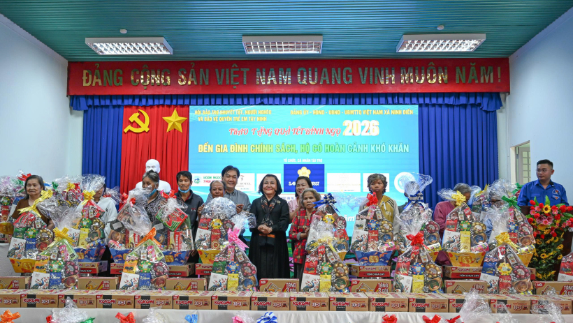 X&atilde; Ninh Điền: Trao 100 phần qu&agrave; tết cho gia đ&igrave;nh ch&iacute;nh s&aacute;ch, hộ c&oacute; ho&agrave;n cảnh kh&oacute; khăn