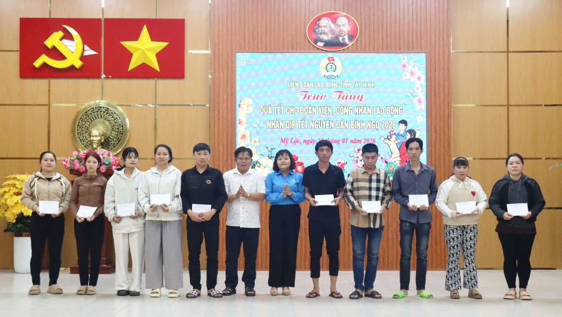 Li&ecirc;n đo&agrave;n Lao động tỉnh: Tặng qu&agrave; tết cho đo&agrave;n vi&ecirc;n, c&ocirc;ng nh&acirc;n, người lao động x&atilde; Mỹ Lộc