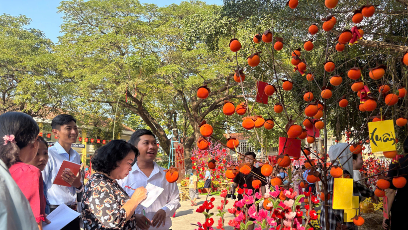 Rộn r&agrave;ng kh&ocirc;ng kh&iacute; tết trong trường học