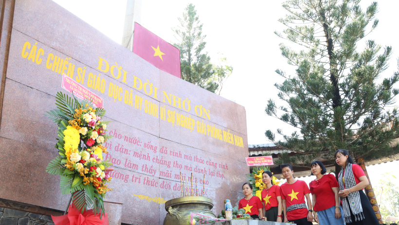 Dấu son lặng thầm của những người gieo chữ giữa chiến trường