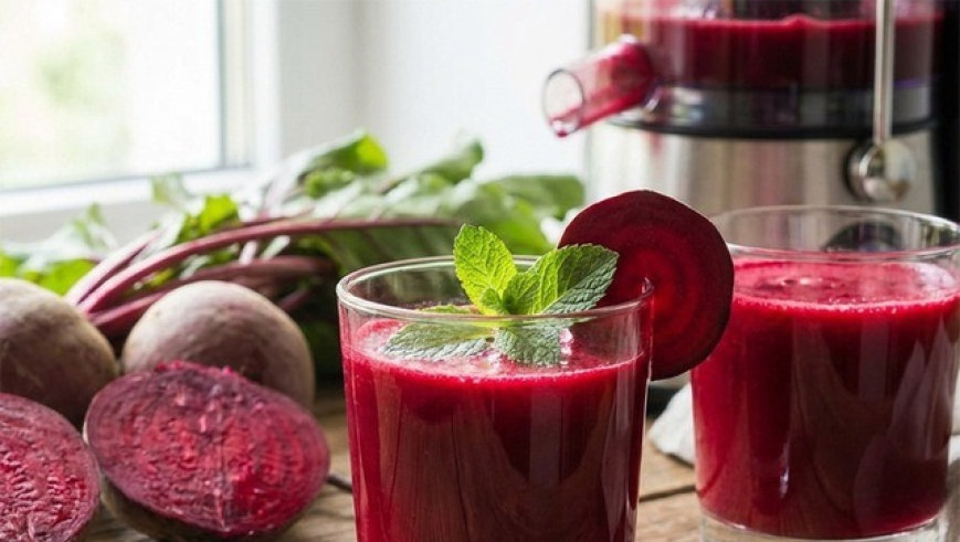 V&igrave; sao nước &eacute;p củ dền gi&uacute;p người lớn tuổi hạ huyết &aacute;p?