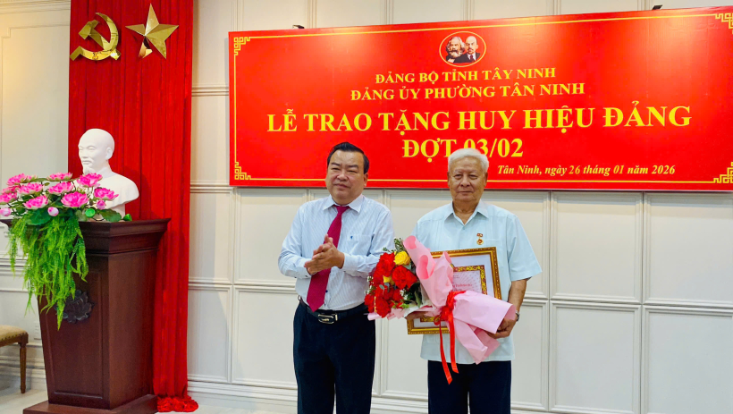 Ph&oacute; B&iacute; thư Tỉnh ủy Phạm H&ugrave;ng Th&aacute;i trao tặng Huy hiệu Đảng tại phường T&acirc;n Ninh