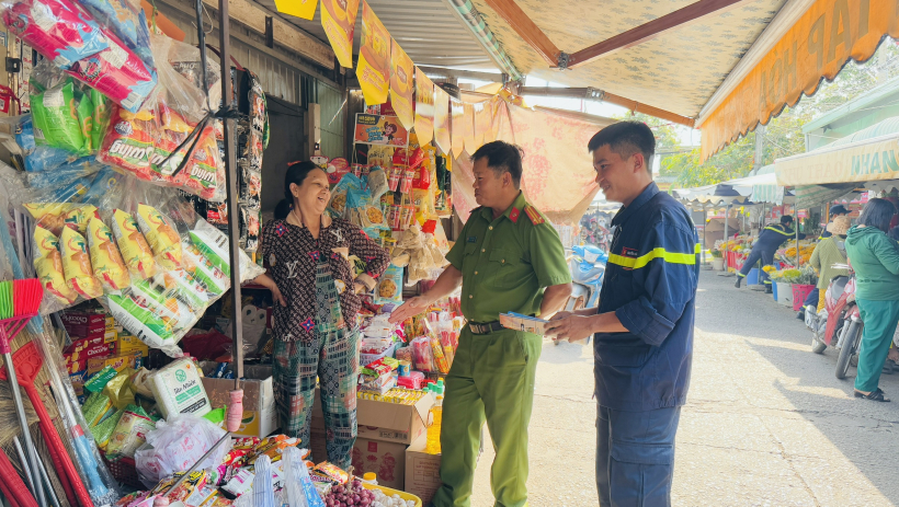 Phường T&acirc;n Ninh tuy&ecirc;n truyền ph&ograve;ng ch&aacute;y, chữa ch&aacute;y v&agrave; cứu nạn, cứu hộ cho tiểu thương tại chợ