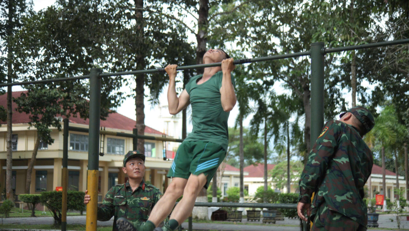 Trưởng th&agrave;nh từ m&agrave;u xanh &aacute;o l&iacute;nh