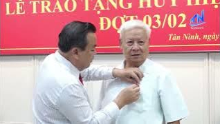 L&atilde;nh đạo tỉnh trao tặng Huy hiệu Đảng đợt 03/2 tại phường T&acirc;n Ninh