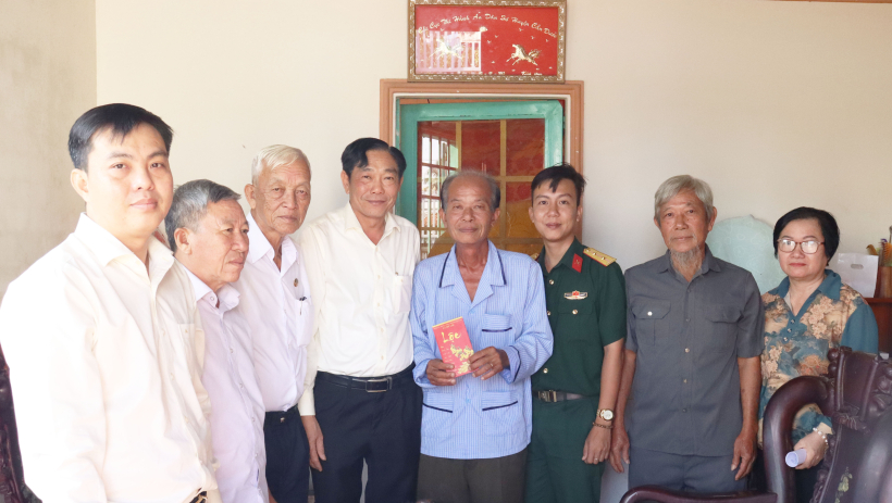 L&atilde;nh đạo x&atilde; Mỹ Lộc thăm, tặng qu&agrave; gia đ&igrave;nh ch&iacute;nh s&aacute;ch