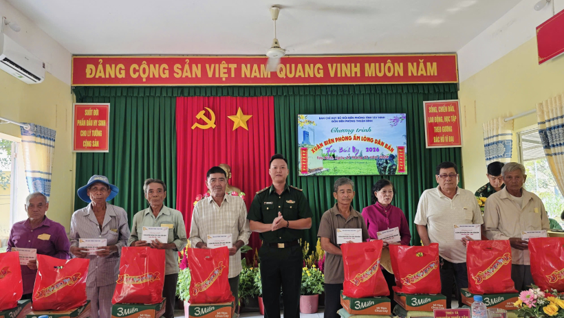 Đồn Bi&ecirc;n ph&ograve;ng Thuận B&igrave;nh tổ chức chương tr&igrave;nh 'Xu&acirc;n Bi&ecirc;n ph&ograve;ng ấm l&ograve;ng d&acirc;n bản'