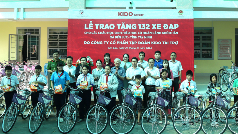 X&atilde; Bến Lức: Trao tặng 132 xe đạp cho học sinh c&oacute; ho&agrave;n cảnh kh&oacute; khăn