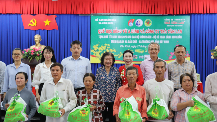 Tặng qu&agrave; tết tại x&atilde; Cầu Khởi v&agrave; Tru&ocirc;ng M&iacute;t