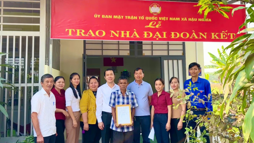 Trao tặng nh&agrave; Đại đo&agrave;n kết tại x&atilde; Hậu Nghĩa v&agrave; Đức Lập