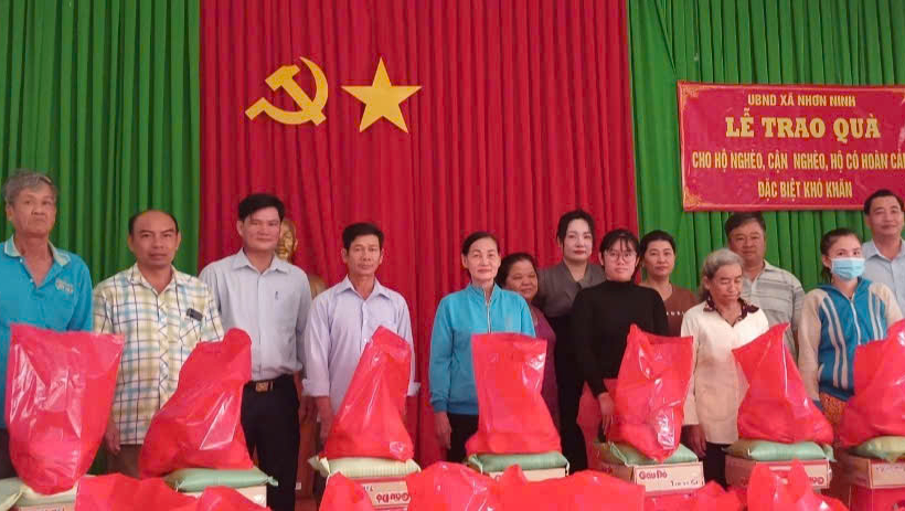 X&atilde; Nhơn Ninh trao 200 phần qu&agrave; tết cho c&aacute;c hộ c&oacute; ho&agrave;n cảnh kh&oacute; khăn
