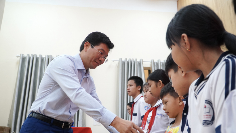  L&atilde;nh đạo tỉnh T&acirc;y Ninh trao qu&agrave; tết tại x&atilde; Đức Lập