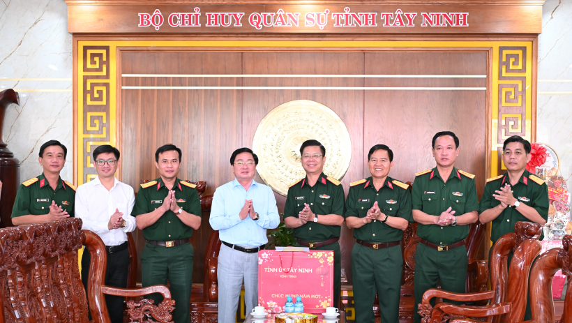 B&iacute; thư Tỉnh ủy Nguyễn Văn Quyết ch&uacute;c tết Bộ Chỉ huy Qu&acirc;n sự tỉnh