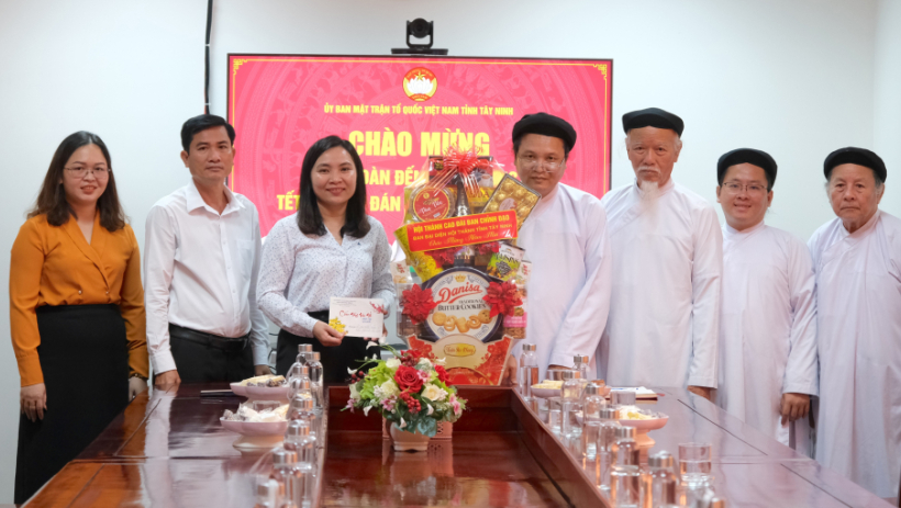 Hội th&aacute;nh Cao Đ&agrave;i Ban Chỉnh Đạo thăm, ch&uacute;c tết c&aacute;c đơn vị