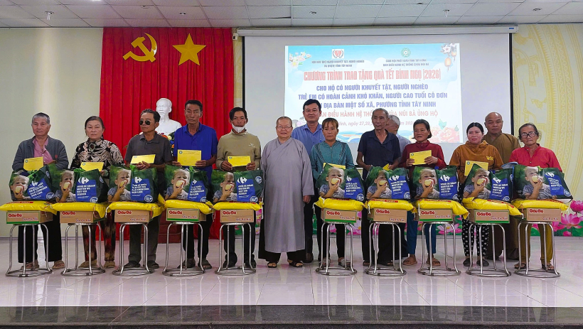 X&atilde; T&acirc;n Lập: Trao 120 phần qu&agrave; tết cho người d&acirc;n