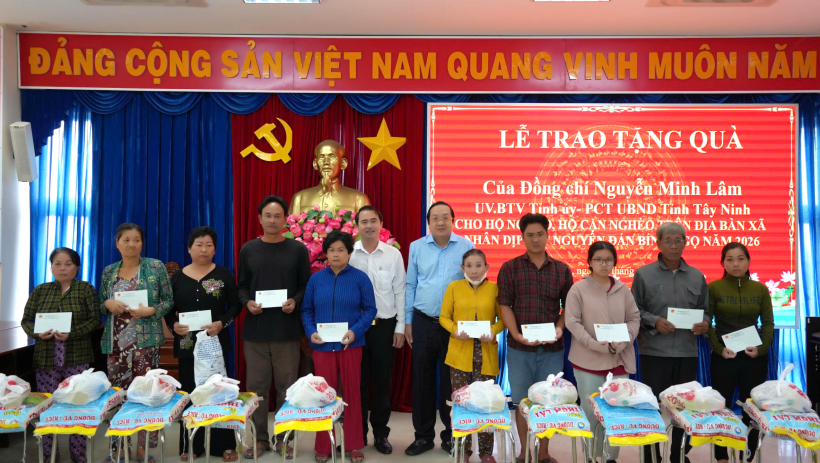 Ph&oacute; Chủ tịch UBND tỉnh Nguyễn Minh L&acirc;m tặng qu&agrave; tết tại x&atilde; Mộc H&oacute;a