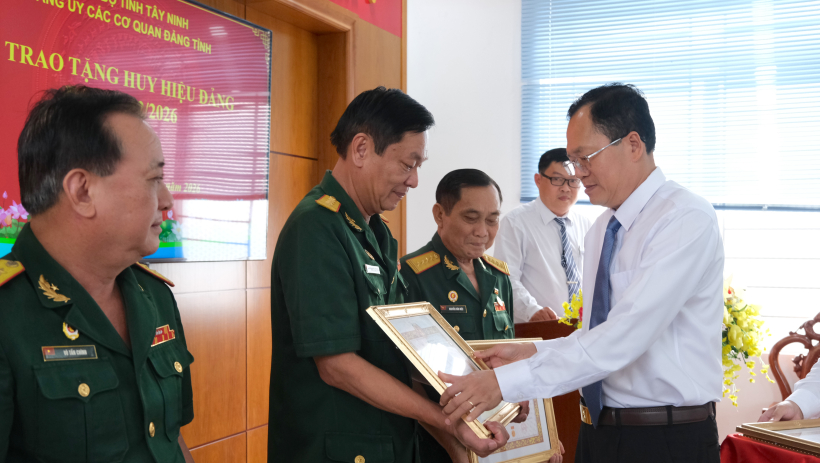 Đảng ủy c&aacute;c cơ quan Đảng tỉnh T&acirc;y Ninh: Trao Huy hiệu 40, 30 năm tuổi Đảng