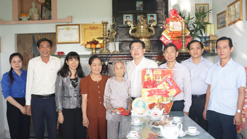 Ph&oacute; B&iacute; thư Tỉnh ủy Nguyễn Thanh Hải thăm, tặng qu&agrave; tại x&atilde; Mỹ Lộc