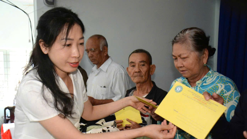 Tặng qu&agrave; tết cho người d&acirc;n 4 x&atilde;, phường