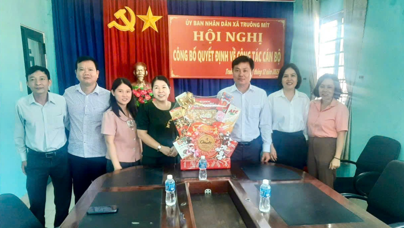 Sở N&ocirc;ng nghiệp v&agrave; M&ocirc;i trường T&acirc;y Ninh thăm, tặng qu&agrave; x&atilde; Tru&ocirc;ng M&iacute;t