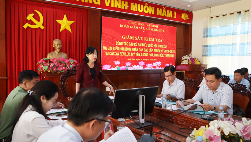 Đo&agrave;n gi&aacute;m s&aacute;t, kiểm tra số 1 Ủy ban Bầu cử tỉnh l&agrave;m việc tại c&aacute;c x&atilde; 