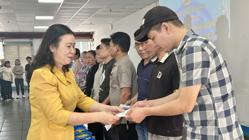 Li&ecirc;n đo&agrave;n Lao động tỉnh tặng qu&agrave; tết cho đo&agrave;n vi&ecirc;n, người lao động