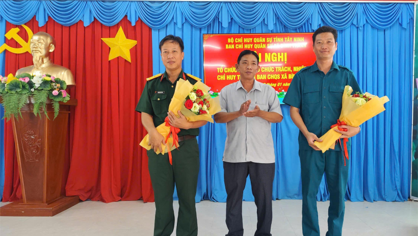 X&atilde; B&igrave;nh Th&agrave;nh: B&agrave;n giao nhiệm vụ Chỉ huy trưởng Ban Chỉ huy Qu&acirc;n sự