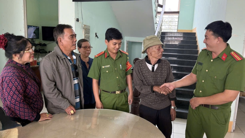 Lực lượng an ninh trật tự cơ sở kịp thời cứu gi&uacute;p cụ &ocirc;ng gặp nạn tr&ecirc;n đường