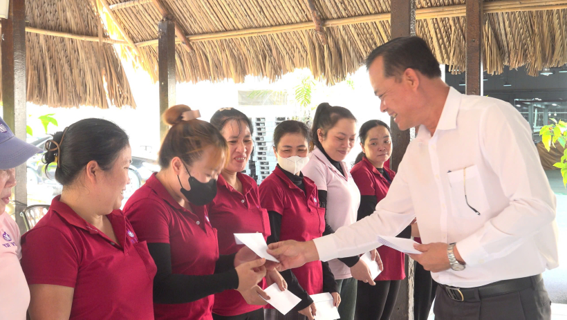 C&ocirc;ng đo&agrave;n x&atilde; Hậu Nghĩa trao 240 phần qu&agrave; tết cho c&ocirc;ng nh&acirc;n lao động