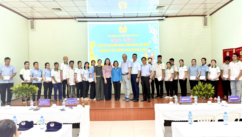 Trao 188 suất qu&agrave; cho đo&agrave;n vi&ecirc;n, c&ocirc;ng nh&acirc;n, lao động