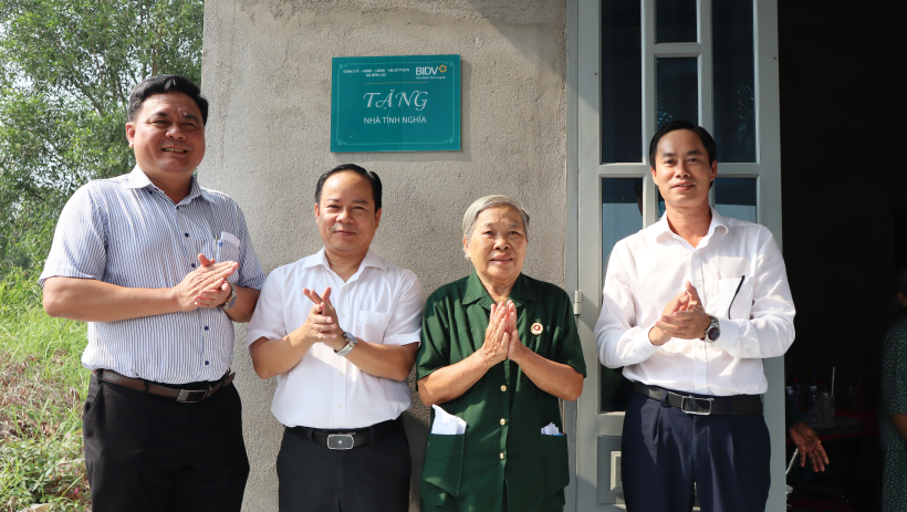 X&atilde; Bến Lức: B&agrave;n giao 2 căn nh&agrave; t&igrave;nh nghĩa