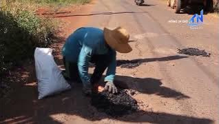 Người đ&agrave;n &ocirc;ng khuyết tật nhặt đ&aacute; v&aacute; đường