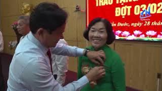 Thường vụ Tỉnh ủy trao Huy hiệu Đảng đợt 03/02 tại x&atilde; Cần Đước v&agrave; x&atilde; Mỹ Lệ